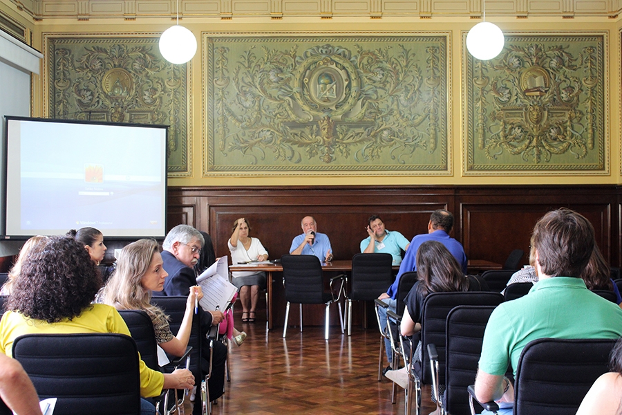 Governo propõe audiência pública para negociar reorganização