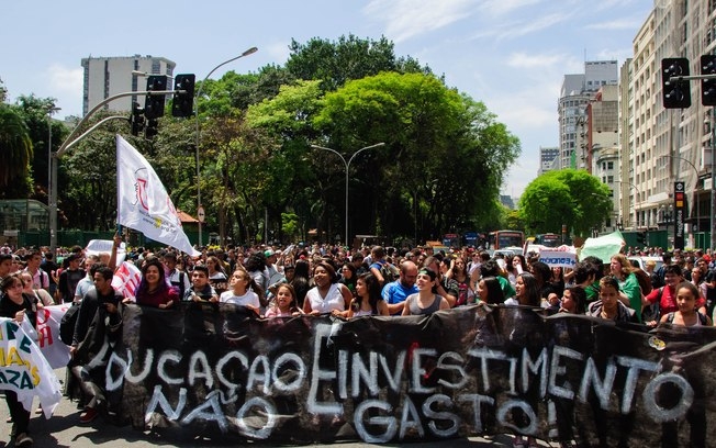 Governador adia reorganização escolar