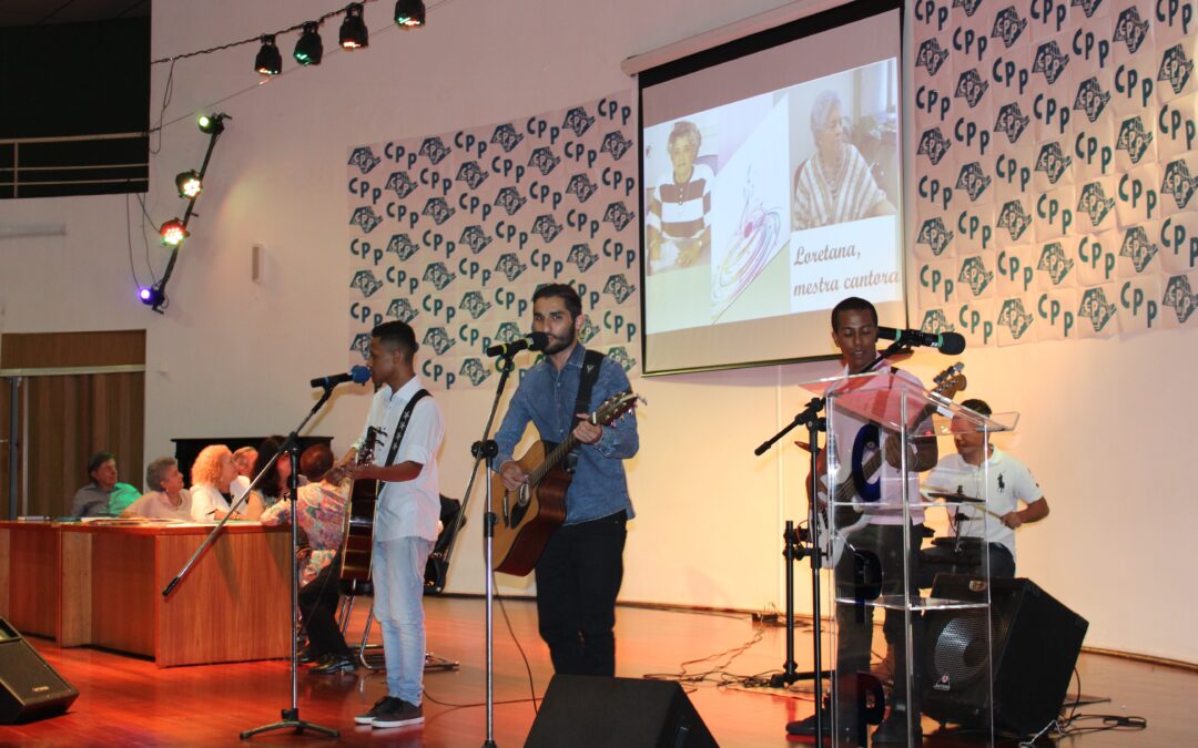 Banda Universitários celebra aniversário da prof. Loretana