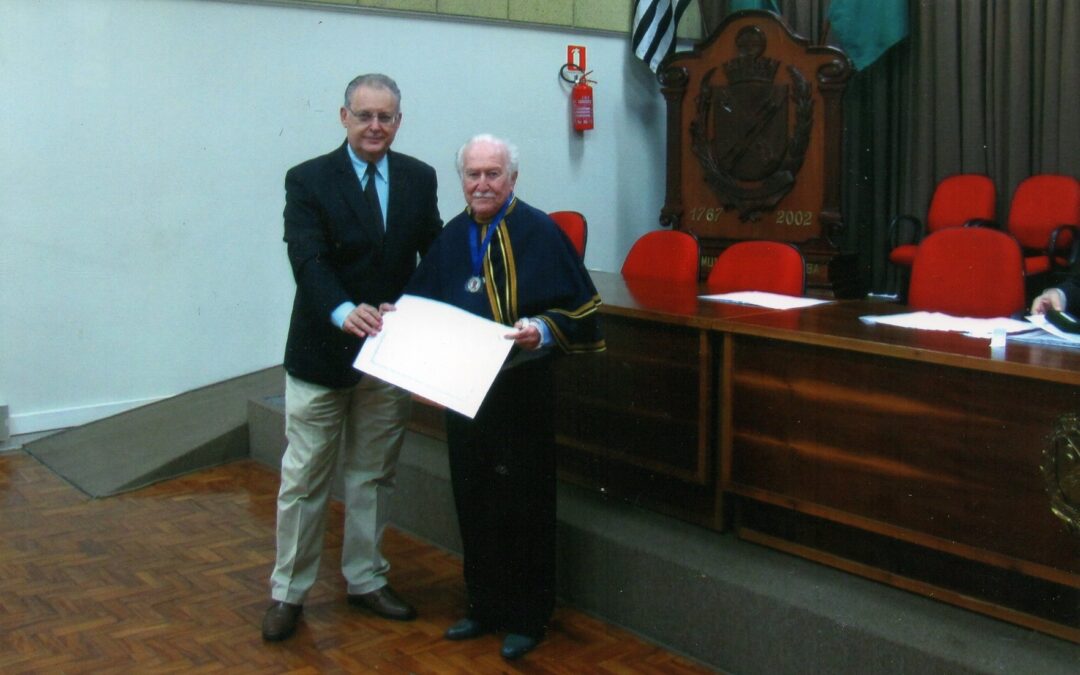 Associado é agraciado no Clube dos Escritores em Piracicaba