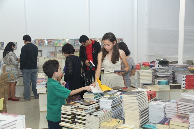 Feira oferece livros baratos