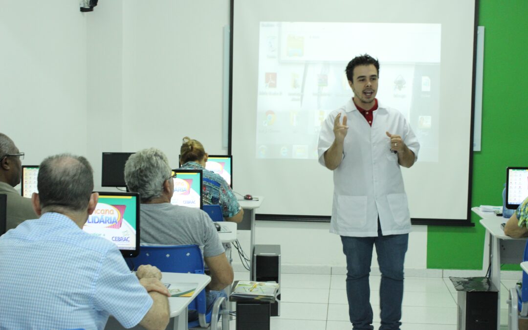 Curso da melhor idade capacita aluno para inserção no mercado