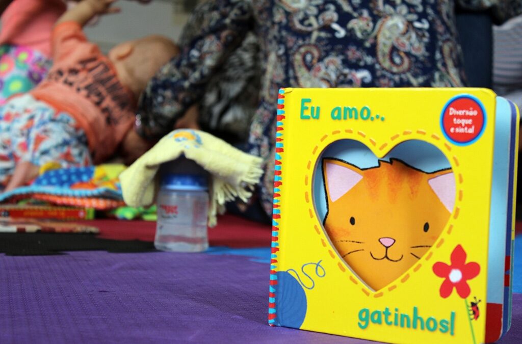 Entre bebês e livros, mães consagram importância da leitura