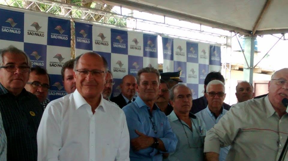 Professores de Adamantina entregam ofício ao governador