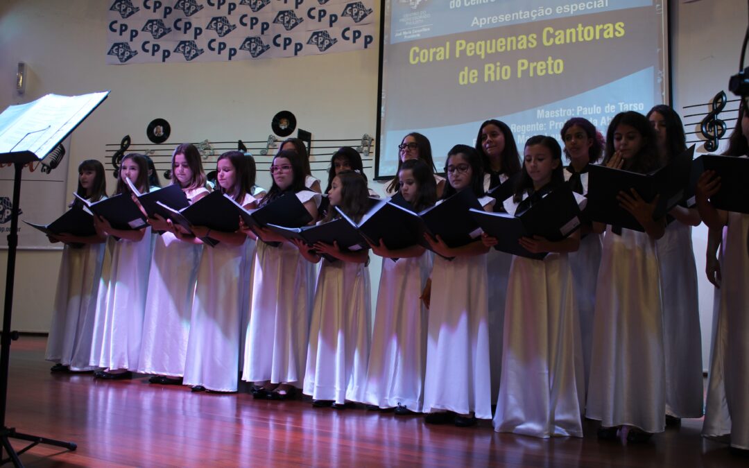 Pequenas Cantoras abrem Concurso de Corais