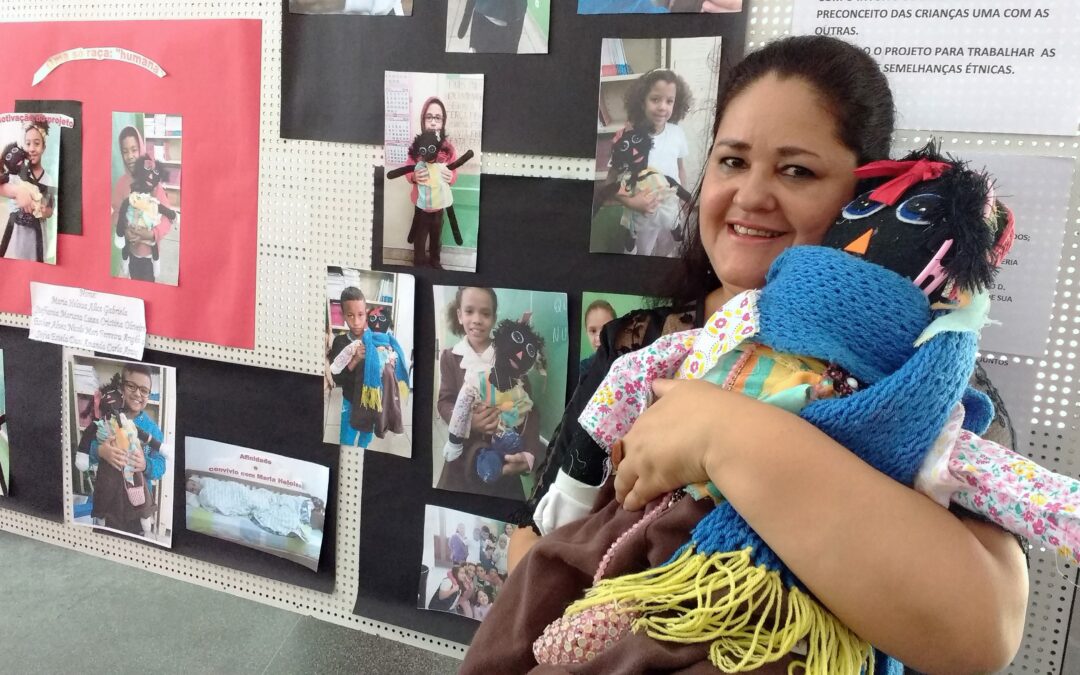 Projeto usa boneca para diminuir preconceito escolar