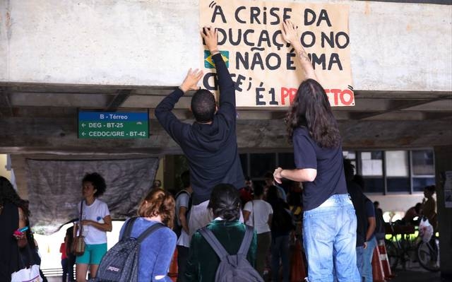 Ocupação de escolas: 2 análises acerca da oposição ao governo
