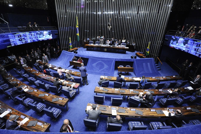 Senado rejeita retirar Educação e Saúde da PEC do Teto