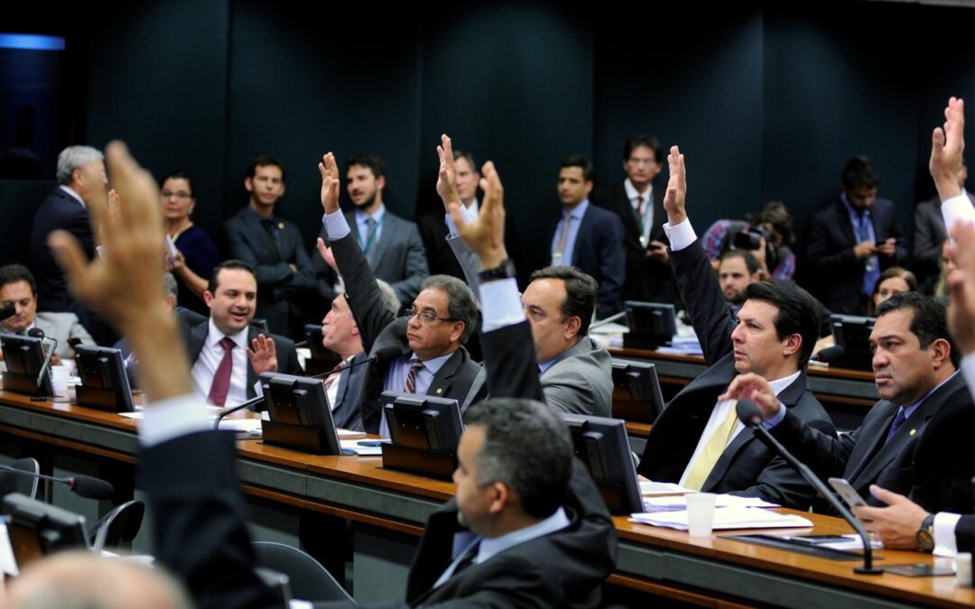 Na madrugada, aprovado parecer a favor da reforma da Previdência