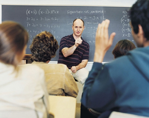 Baixa remuneração prejudica especialização de professores