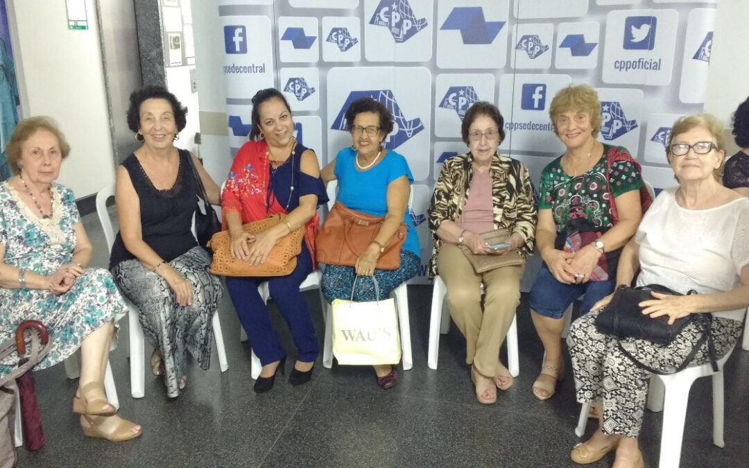 Santos comparece a espetáculo na Sede Central