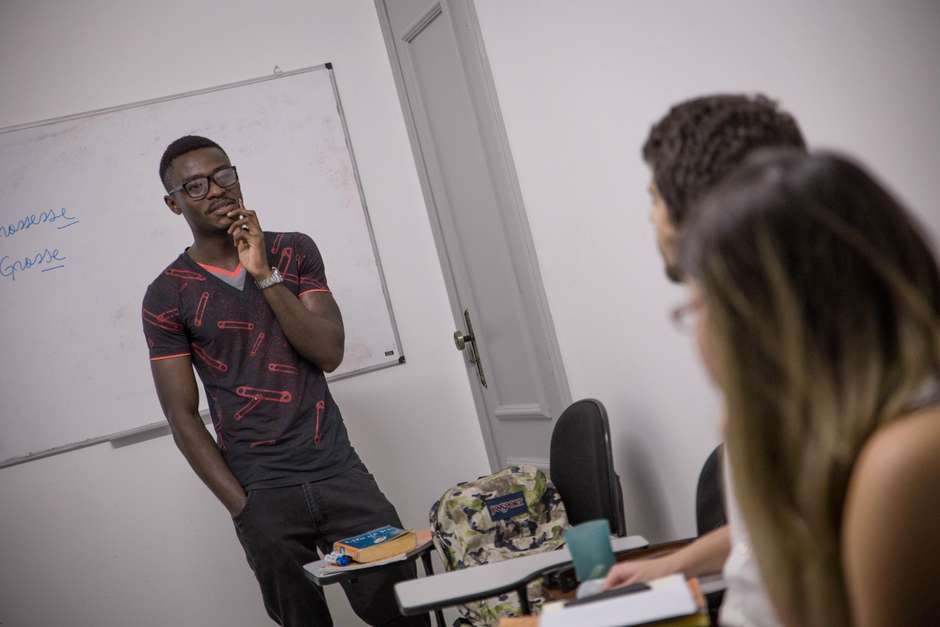 Cursos de idiomas com professores refugiados