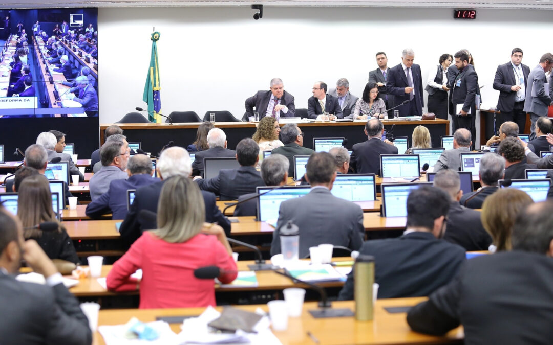 Comissão aprova projeto de reforma da Previdência