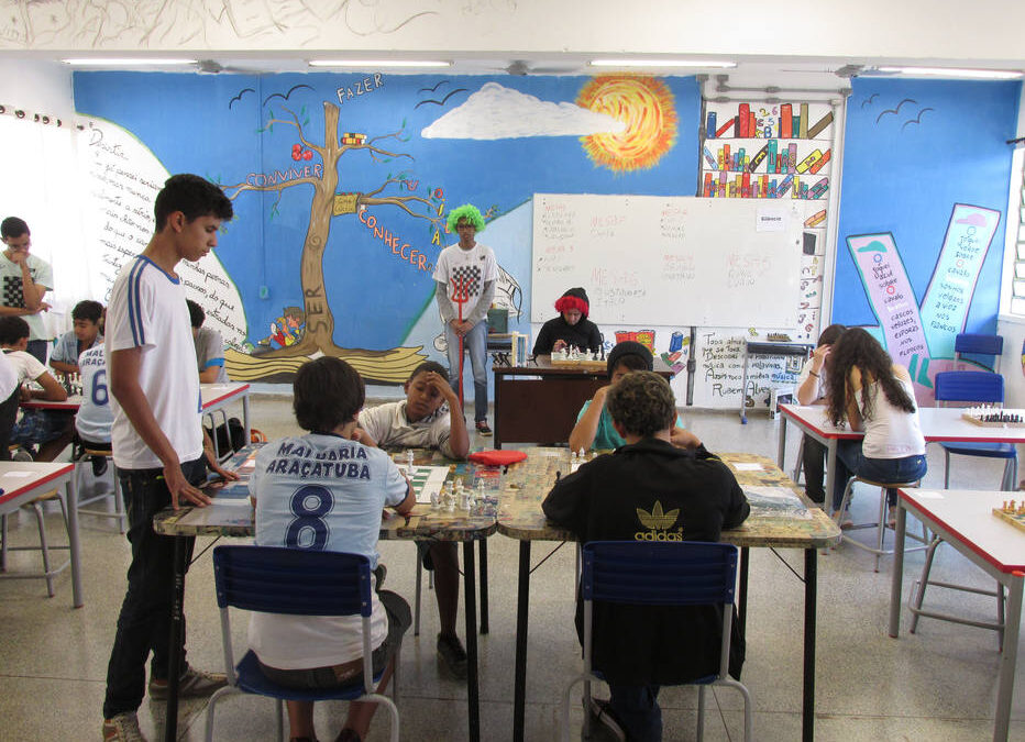 Professora usa xadrez para estimular hábito de leitura