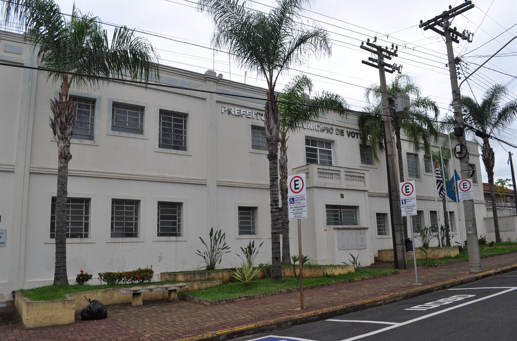 Servidores fazem manifestação contra Prefeitura de Votuporanga