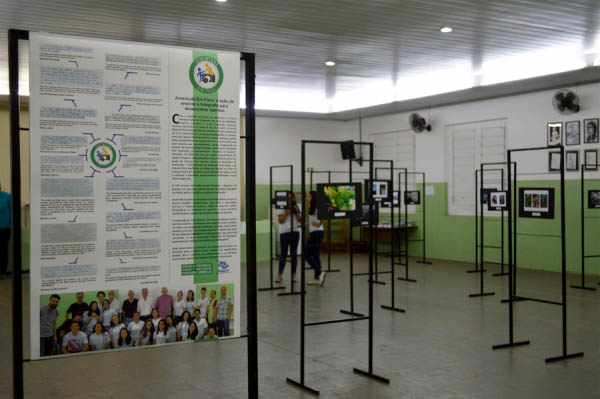 Exposição com fotos de alunos da Escola Estadual Perches