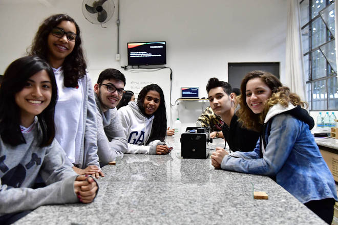 Contra pobreza, ONG investe em ciências nas escolas públicas