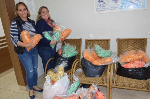 Limeira doa almofadas para instituição de câncer