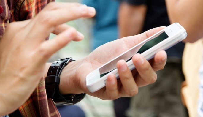 Maioria dos alunos do Ensino Médio usa celular nas atividades escolares