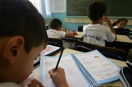 MEC promete R$ 523 milhões para contratar professores assistentes