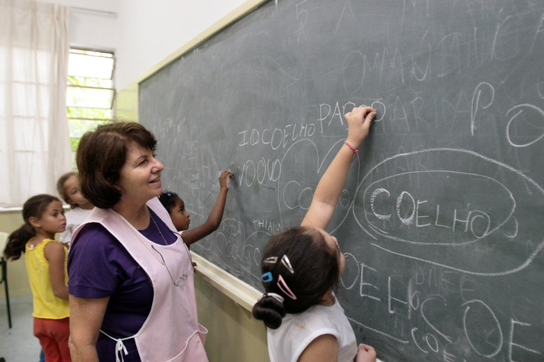 Estado de SP equipara salário de professores fora do piso