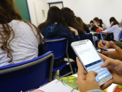 Aprovada lei que libera celular em escolas estaduais de SP