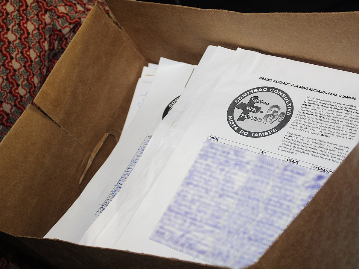 Foto: caixa com duas mil folhas do abaixo-assinado