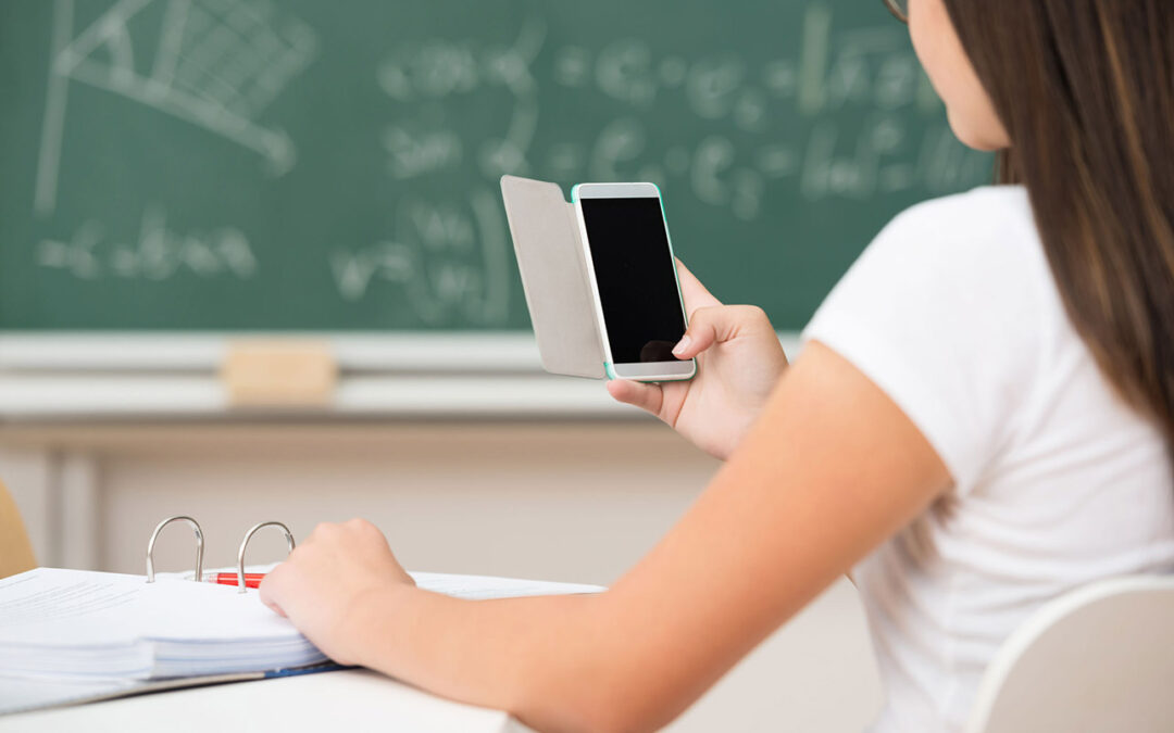 Alckmin sanciona lei que libera celular nas escolas estaduais