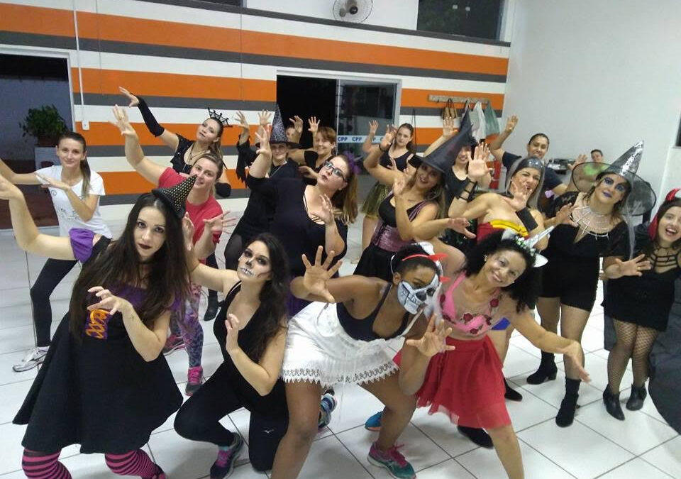 Professores de Adamantina comemoram ‘Dia das Bruxas’