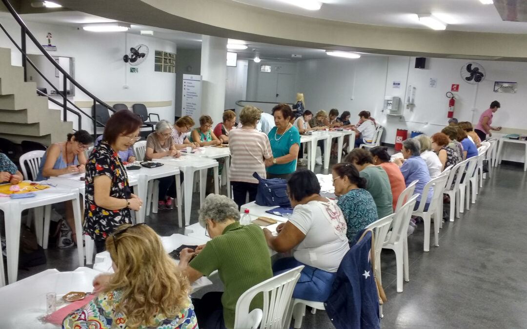 Tomoe, mestra do artesanato, o fiel aliado do aposentado