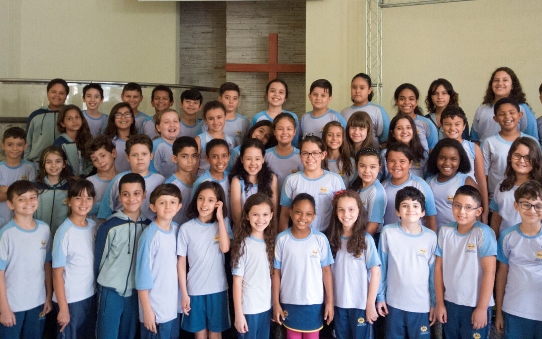 Grupo canta a voz do Natal no Shopping de Guarulhos