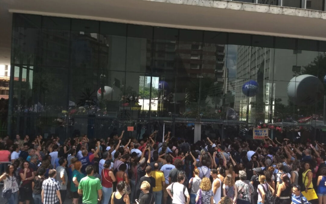 PM usa bombas em manifestação de professores em SP
