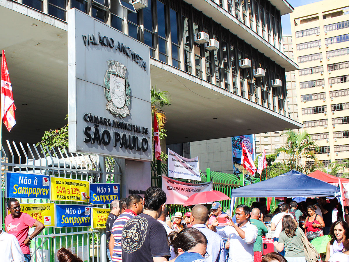 Foto: servidores protestam na Câmara