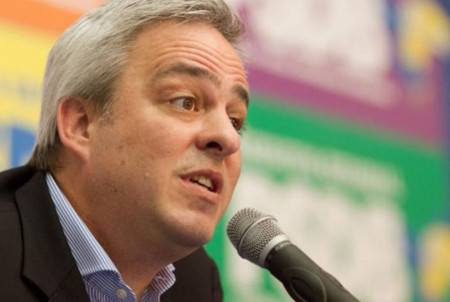 Schneider critica violência policial em manifestação de professores