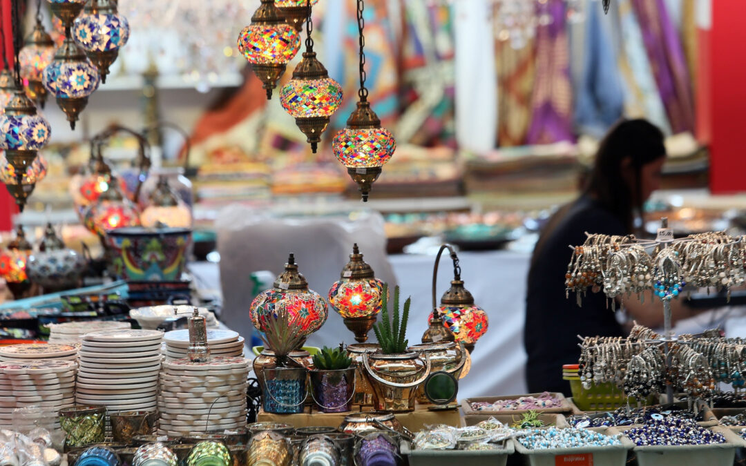 Feira gratuita tem artesanato mundial