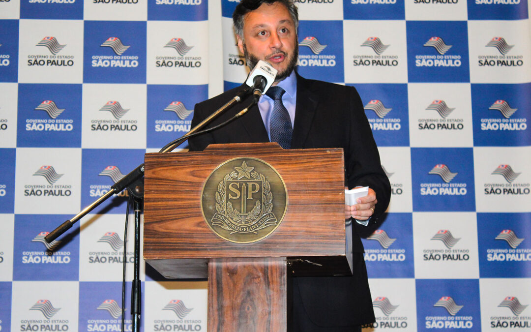 Em discurso de posse, secretário fala de escola mais atrativa