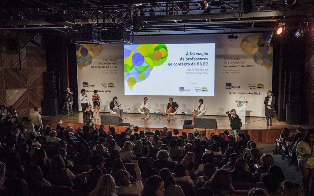 É preciso se conectar com escolas para falar de educação