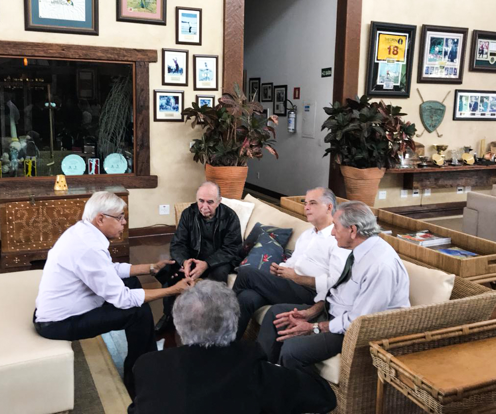 Foto:diretoria e governador em reunião