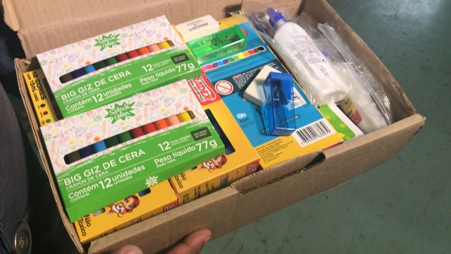 Quantidade gigante de material escolar foi abandonada em SP