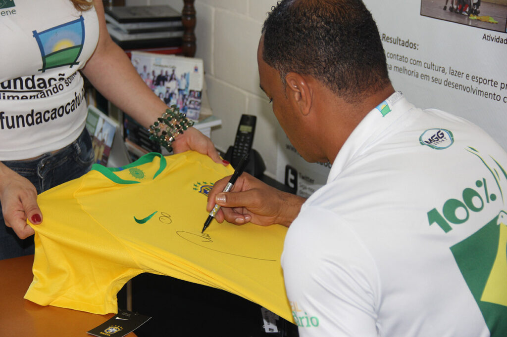 Foto: em apoio ao projeto do CPP, artilheiro da Seleção Brasileira em 2002 autografa camisa