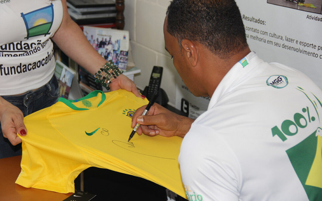 Cafu autografa camisa do Concurso de Desenho e Pintura