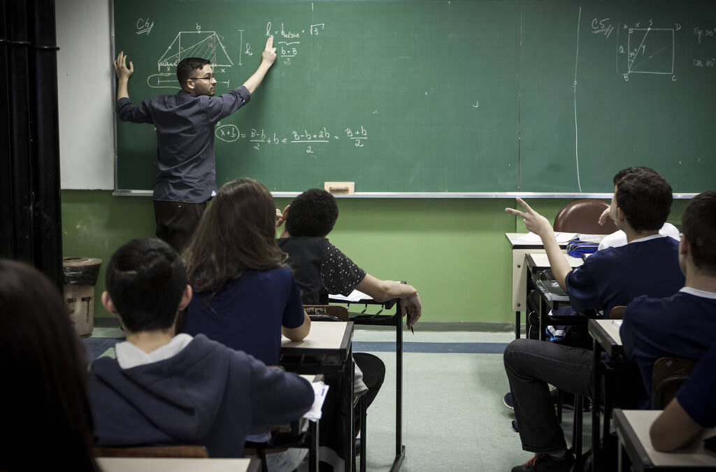 Sob pressão, Temer mudará base curricular para o ensino médio