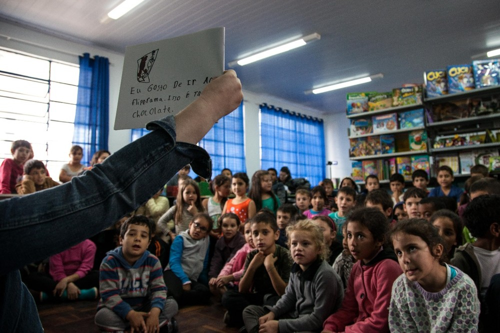 Voluntários atendem pedidos de docentes de escolas públicas
