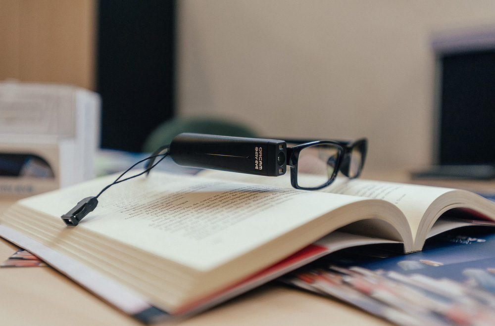 Biblioteca Prestes Maia recebe óculos que converte texto em áudio