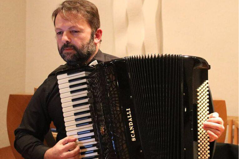 Acordeonista erudito Mirco Patarini no Circolo Italiano