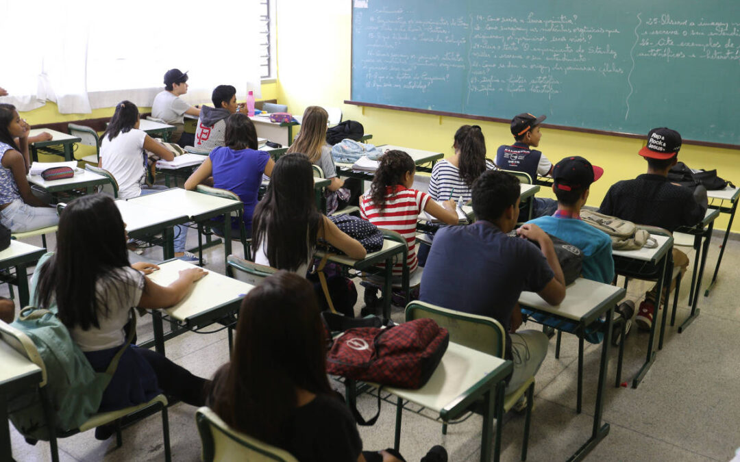 Só 9 estados crescem em português e matemática no Ensino Médio