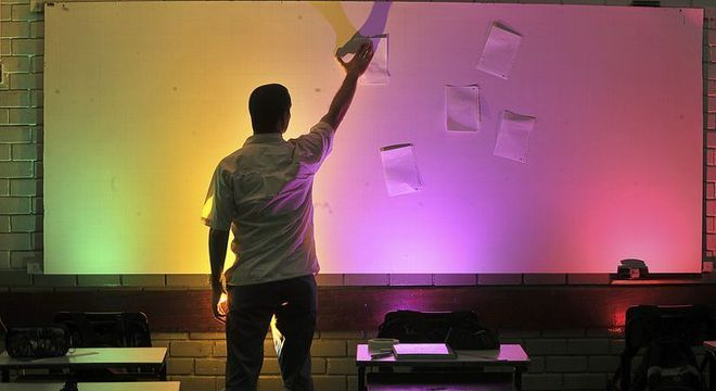 Professora vai receber horas extras por atender alunos no intervalo