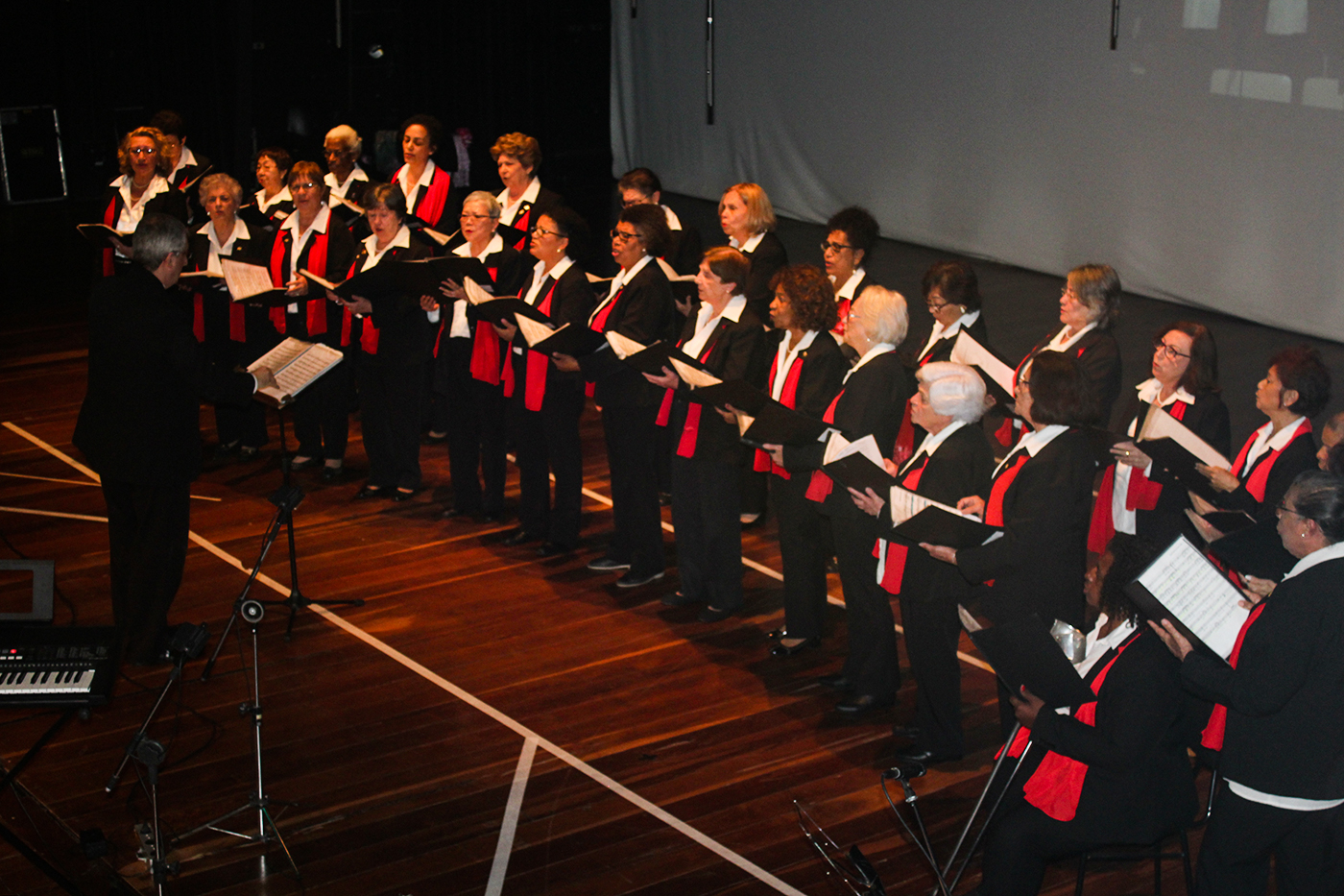 Foto: Coralistas no Teatro Municipal/Leila Ofélia