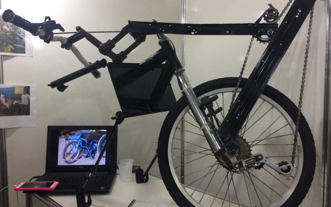 Alunos criam peça para adaptar cadeira de rodas a bicicleta