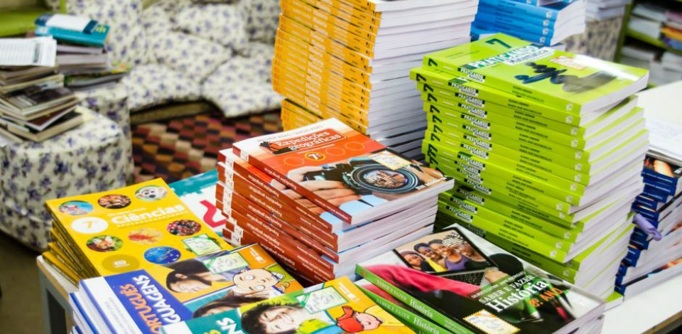 Governo muda edital e permite erros e propagandas em livros didáticos
